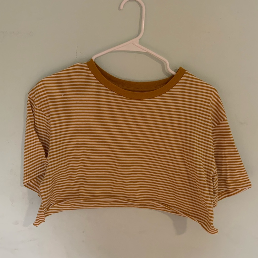 self cropped yellow striped tee